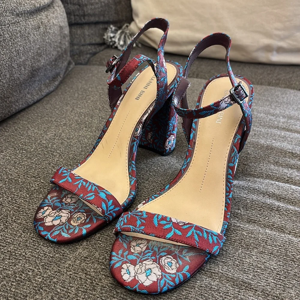 Gianni‎ Bini Mckaria Brocade Block Heels Size 10